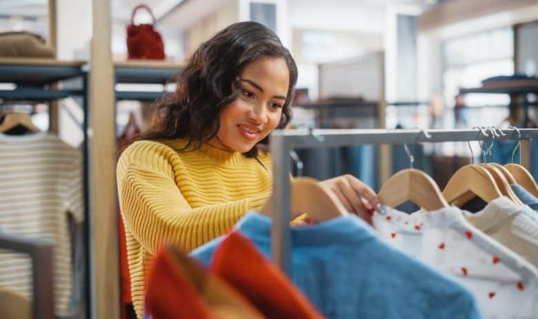 Varejo físico deve crescer 2,9% em 2025 com alta em todos os setores, aponta Serasa