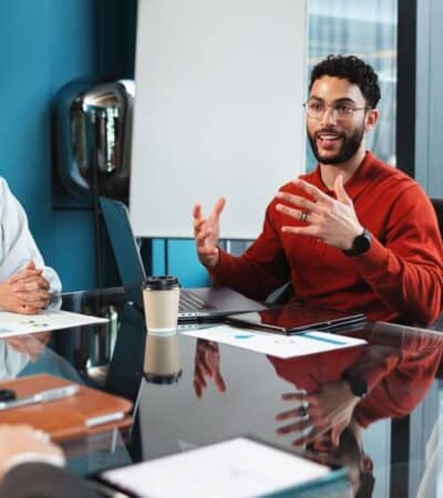 Pesquisa revela jovens liderando transformação na indústria