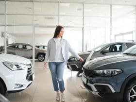 Mulheres impulsionam metade das compras de carros, mas ainda têm pouca voz na indústria automotiva