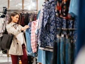 Vendas no varejo brasileiro caem 0,7% em março, aponta IGet; veja os impactos na economia