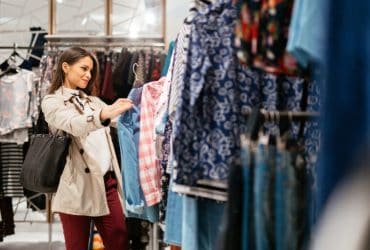 Vendas no varejo brasileiro caem 0,7% em março, aponta IGet; veja os impactos na economia