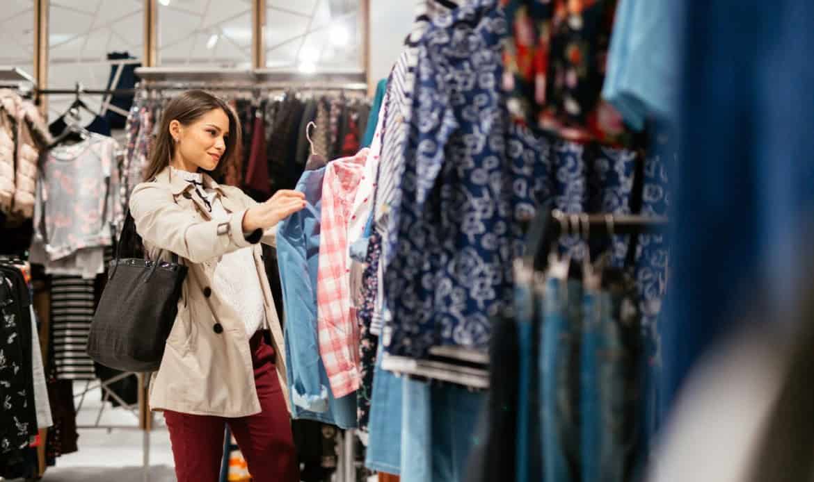 Vendas no varejo brasileiro caem 0,7% em março, aponta IGet; veja os impactos na economia