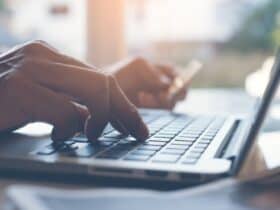 Crescimento constante do e-commerce impulsiona vendas no varejo.