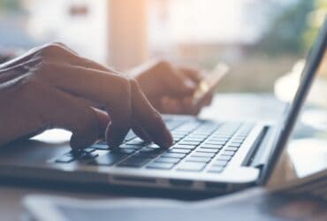 Crescimento constante do e-commerce impulsiona vendas no varejo.