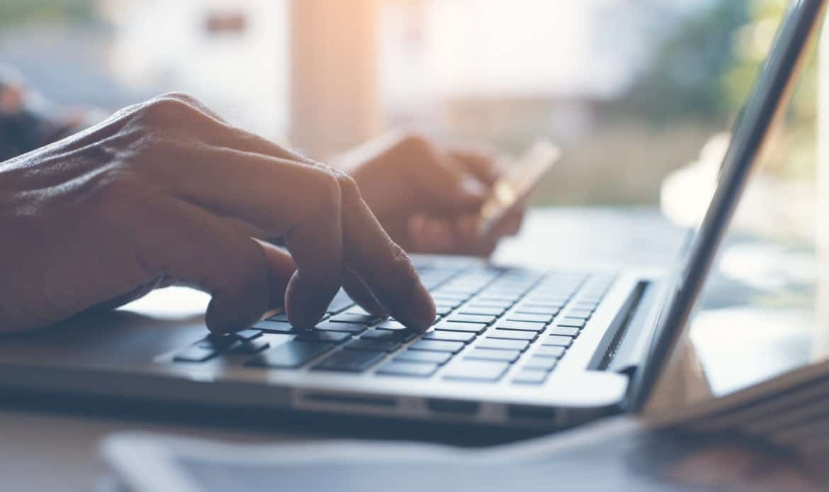 Crescimento constante do e-commerce impulsiona vendas no varejo.