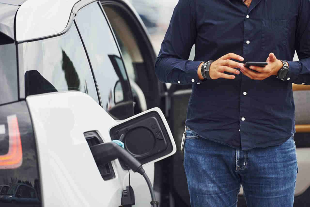 Veículos eletrificados chegam a 9,4% do mercado e podem superar 200 mil unidades em 2025.