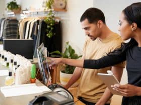 FecomercioSP analisa impactos econômicos e jurídicos das mudanças na jornada de trabalho e orienta empresários do comércio